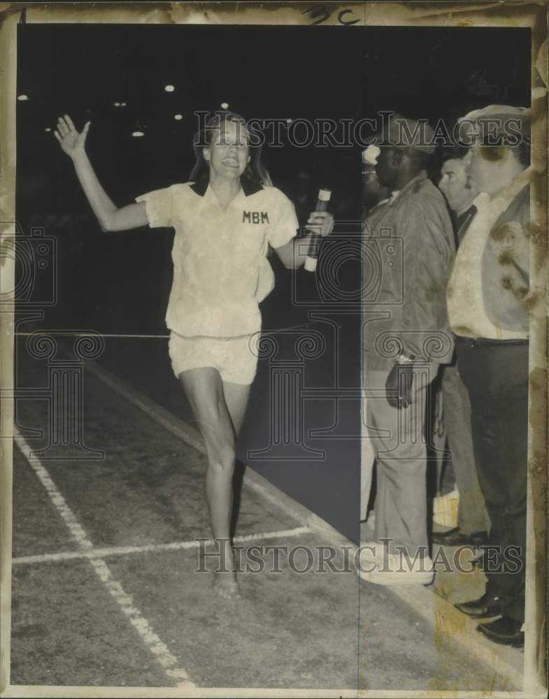 Load image into Gallery viewer, 1970 Press Photo Track - Dee Jacobson of Behrman Center in NORD-Algiers Meet
