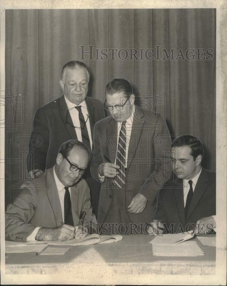 1969 Press Photo Lester Kabacoff, lease singing for New Orleans Jazz Museum