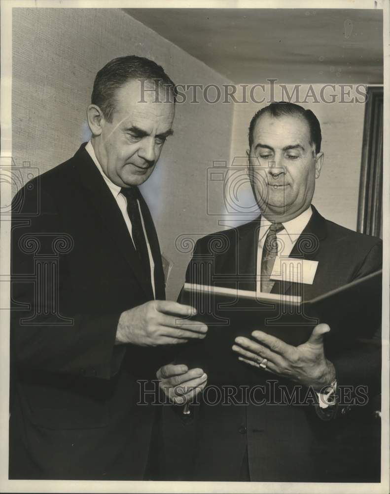 Load image into Gallery viewer, 1967 Press Photo James San Jule &amp; Don Decker of National Assn. of Home Builders
