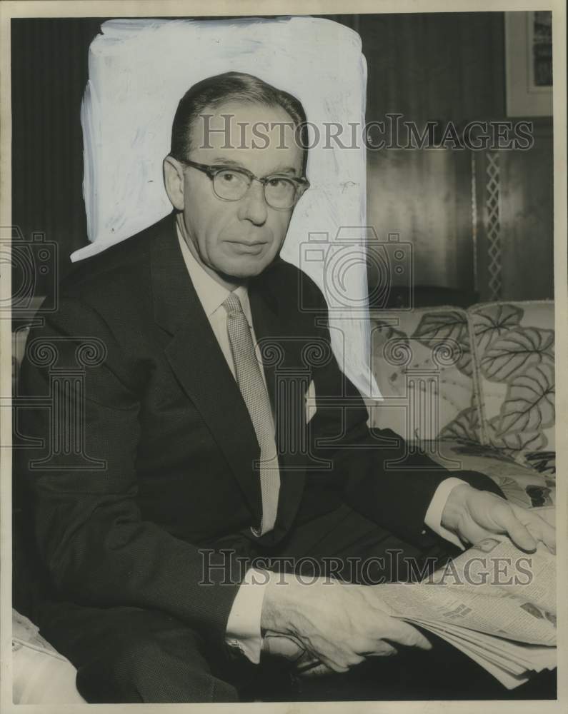 Load image into Gallery viewer, 1959 Press Photo Edgar P. Kaiser, reading the newspaper - noo33840
