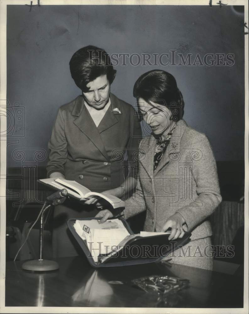 1967 Press Photo Mrs. Charles Kahn Jr. & Mrs. Richard Reeves- League of Women