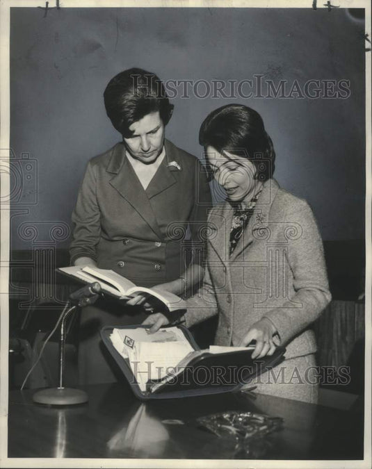 1967 Press Photo Mrs. Charles Kahn Jr. & Mrs. Richard Reeves- League of Women