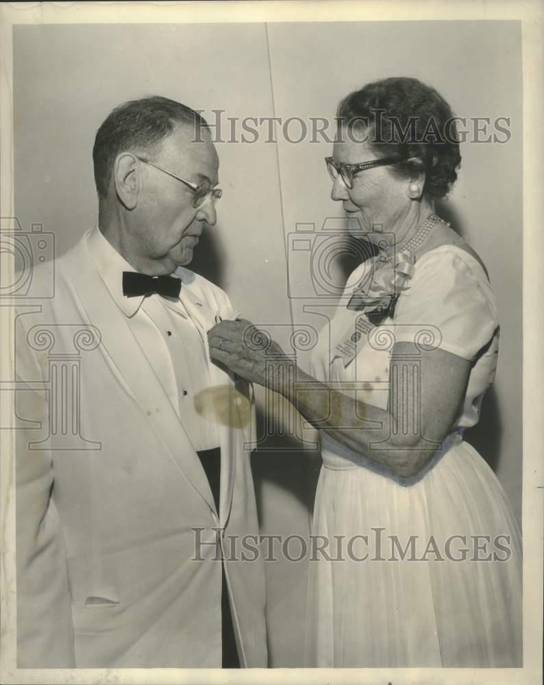Load image into Gallery viewer, 1961 Press Photo Ida Ruth Hall &amp; Jacob Kahn- Louisiana of the Order of Amarath
