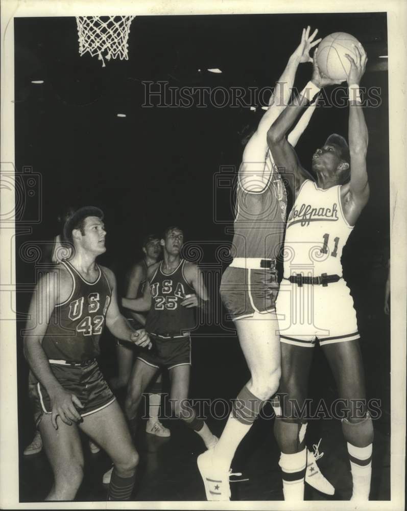 1970 Press Photo Loyola&#39;s Charley Jones challenging Alabama&#39;s defense
