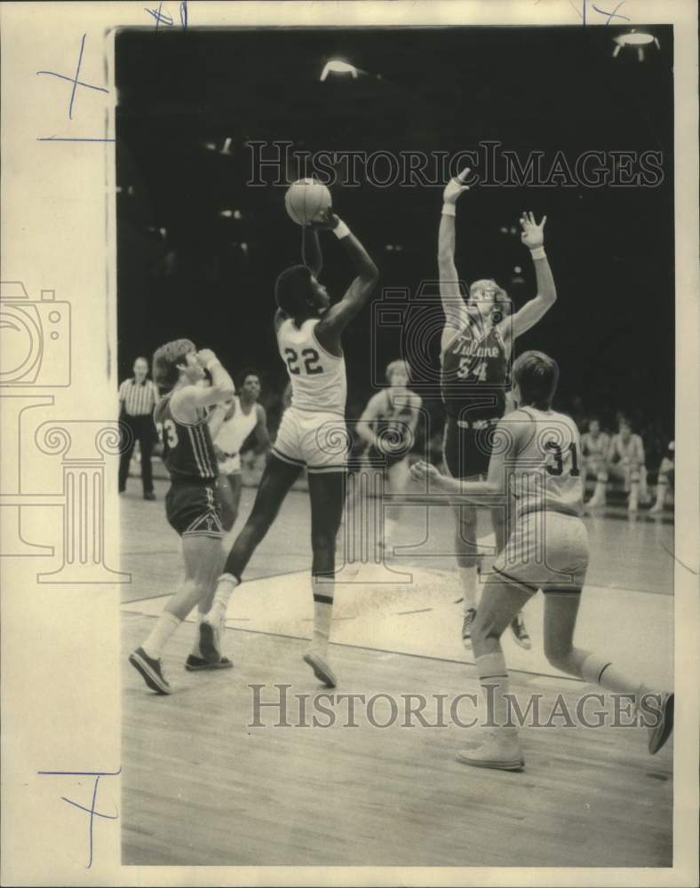 1972 Press Photo Loyola&#39;s Charlie Jones shoots over Tulane&#39;s Mike Dressler- Historic Images