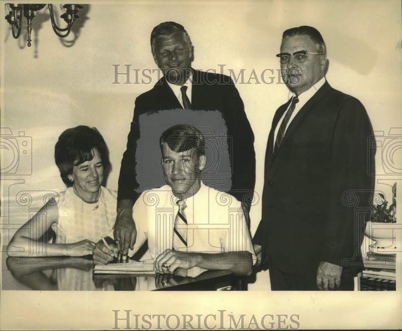 Load image into Gallery viewer, 1969 Press Photo Dan Imming signing a contract with Ralph Pedersen of Tulane
