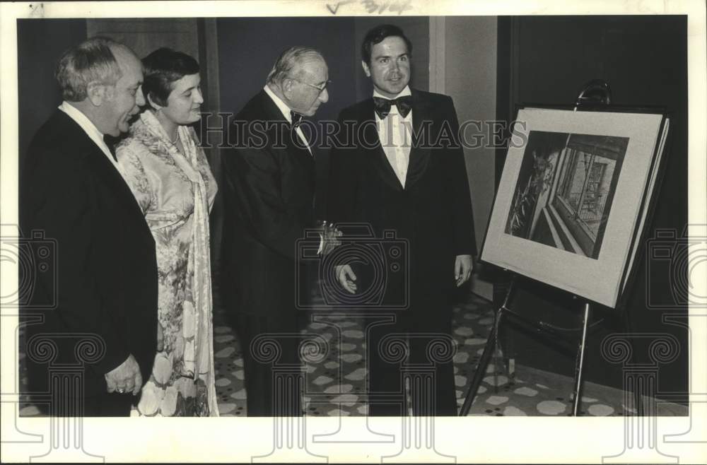 1979 Press Photo Vasilios Ikosipentarhos looks at lithograph in New Orleans- Historic Images