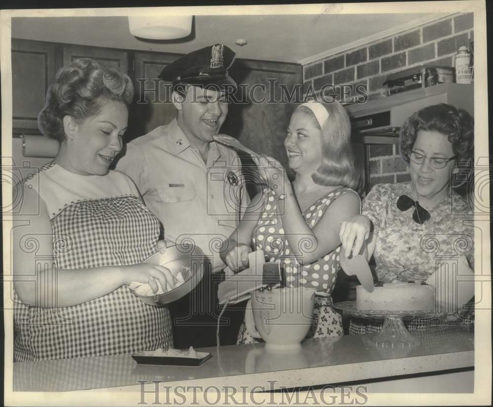 1967 Press Photo Patrolman Charles Imbornone with Ladies Auxiliary making cake