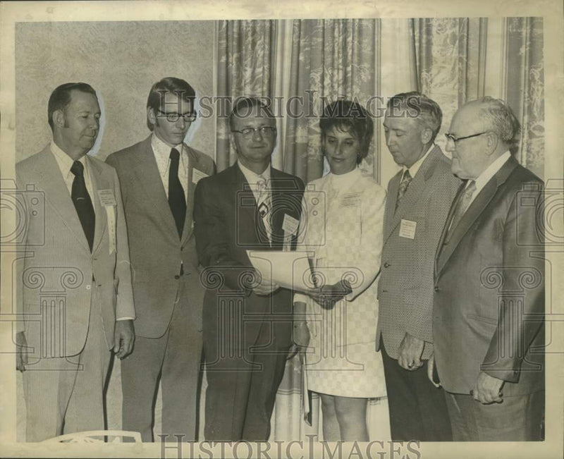 Load image into Gallery viewer, 1973 Press Photo W.G. Karnes, Louisiana Wholesale Grocers Association convention
