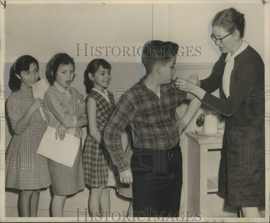 1963 Press Photo Nurse Mrs. Helen Johansson Readies Ronnie Moskau for Polio Shot