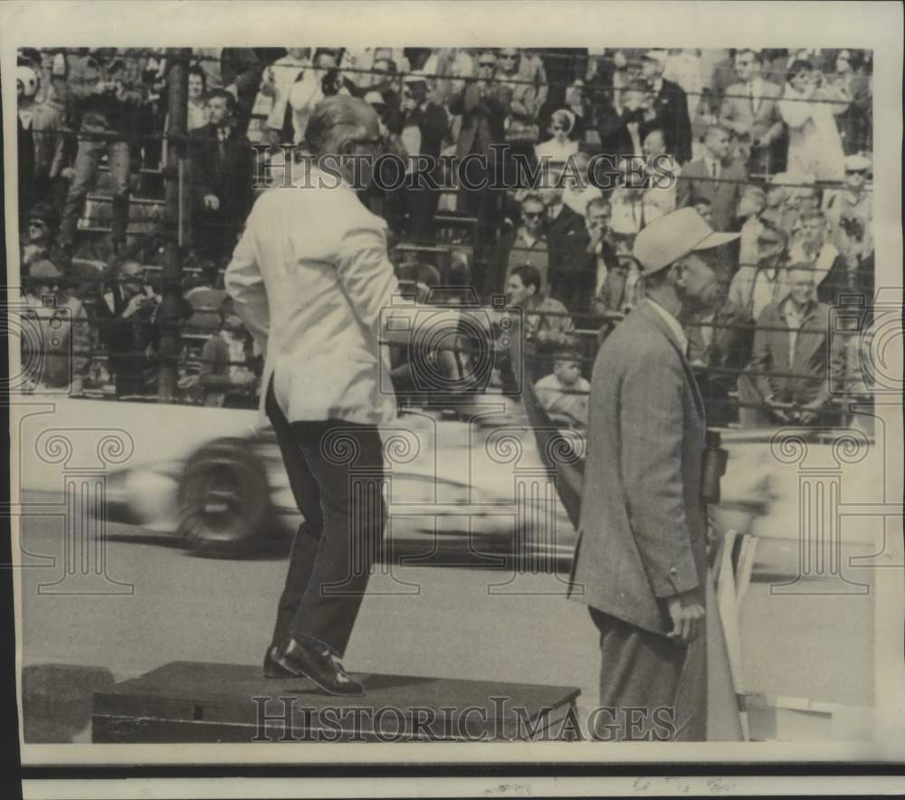 1967 Press Photo Re-start of Indianapolis 500-Mile race signaled by the starer- Historic Images