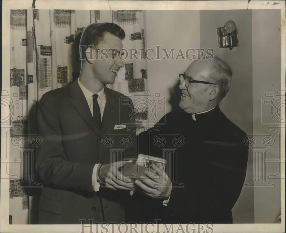 1960 Press Photo Eugene Katsanis receives the Harry McEnery Award - noo34055- Historic Images