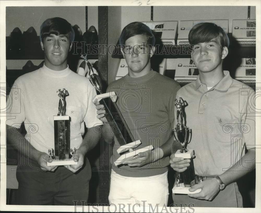 1970 Press Photo Mike Jones &amp; Golf Trophy After Timberlane Junior Championship- Historic Images