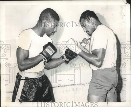 1967 Press Photo Jimmy Dupree and Eddie "Boss Man" Jones square off - noo34177- Historic Images