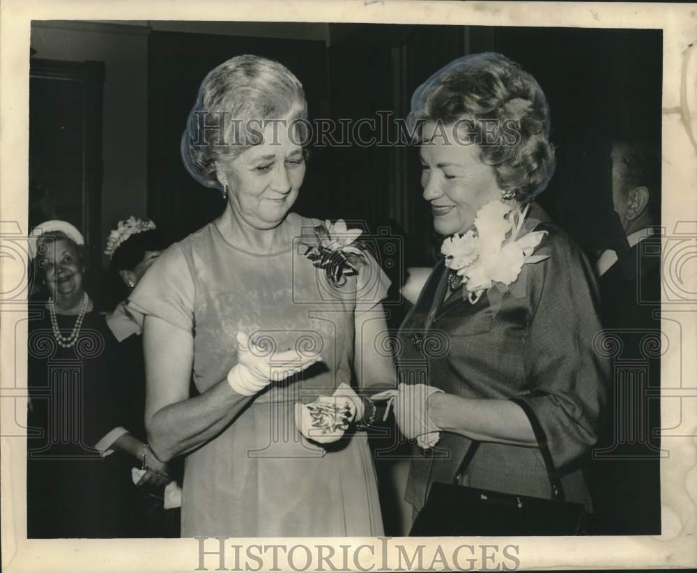 1965 Press Photo Dorothy Kirsten receives charm from Women's Guild Opera House