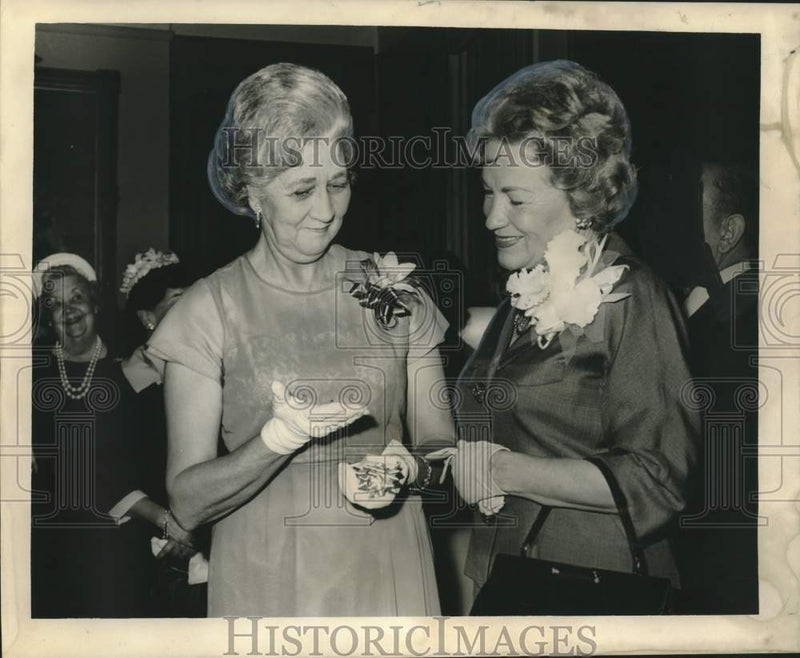 Load image into Gallery viewer, 1965 Press Photo Dorothy Kirsten receives charm from Women's Guild Opera House

