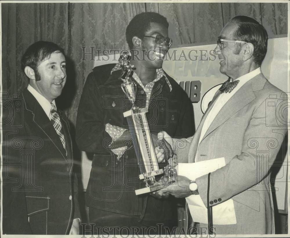 1975 Press Photo Rummel running back Jeff Jones honored by Dr. Abe Mickal- Historic Images