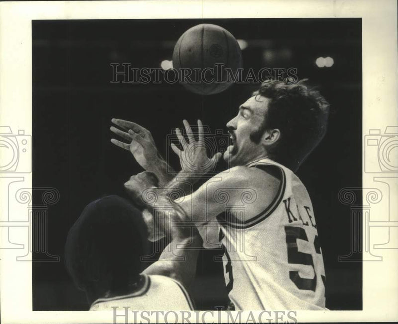 Load image into Gallery viewer, 1979 Press Photo Basketball Player Rich Kelley Grabs for Ball - noo34337
