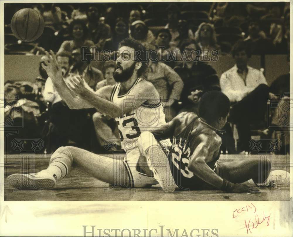 1979 Press Photo Rich Kelly, New Orleans Jazz recovers basketball - noo34343- Historic Images