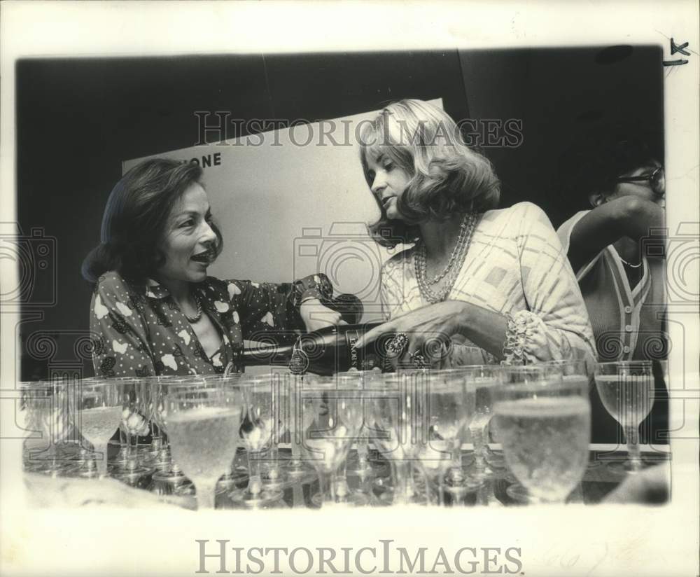 1976 Press Photo Felicia Kahn &amp; Bonnie Lundberg at Louisiana Consumers&#39; League