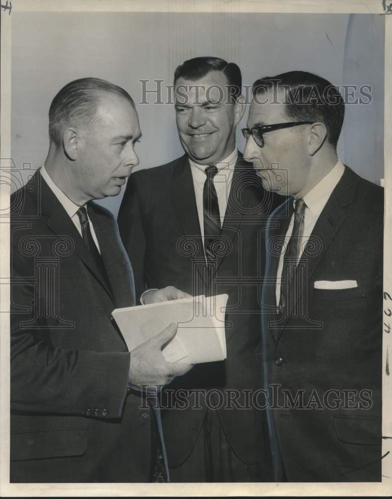 Load image into Gallery viewer, 1967 Press Photo Participants at Society of Actuaries at a New Orleans Hotel
