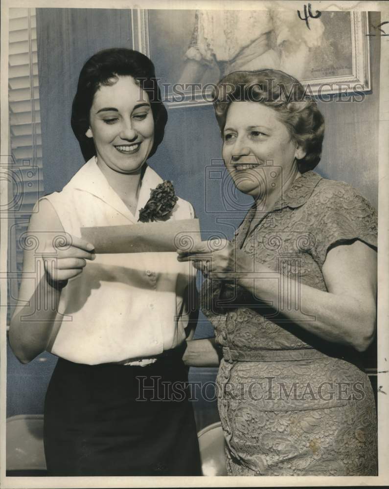 1958 Press Photo New Orleans Hospital auxiliary receives check for library