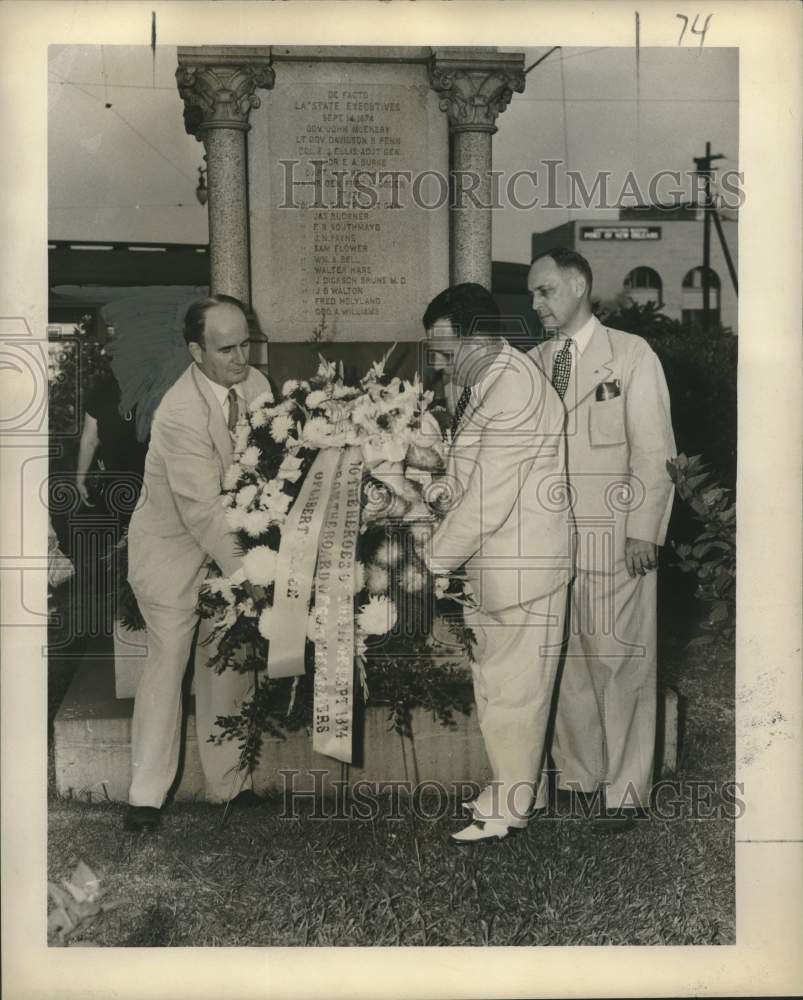 1950 Press Photo Wreath placed on monument for Battle of Sept. 14, 1874