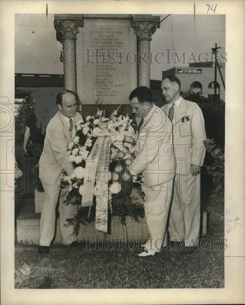 Load image into Gallery viewer, 1950 Press Photo Wreath placed on monument for Battle of Sept. 14, 1874
