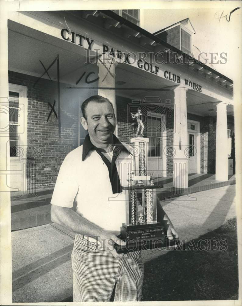 1974 Press Photo Doyle LeBlanc, holding his trophy, City Park Golf Club- Historic Images