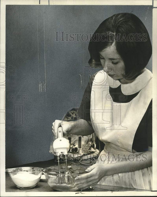 1966 Press Photo Elaine LeBlanc making ginger yam cup cakes - noo34823