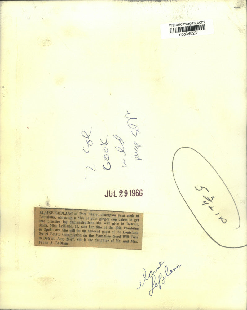 1966 Press Photo Elaine LeBlanc making ginger yam cup cakes - noo34823