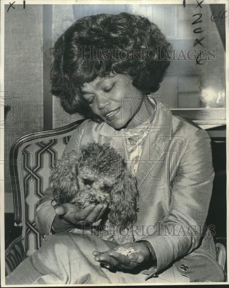 1975 Press Photo Singer Eartha Kitt and her Poodle - noo34906