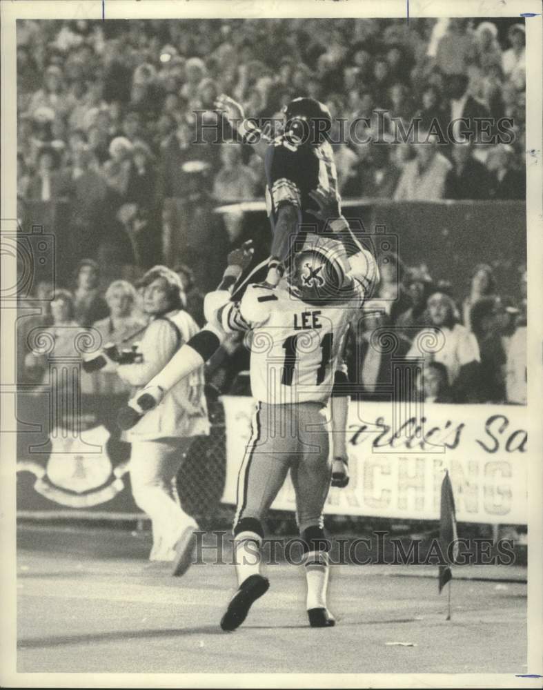 1975 Press Photo Football Players Reach for Ball in Game - noo35061- Historic Images