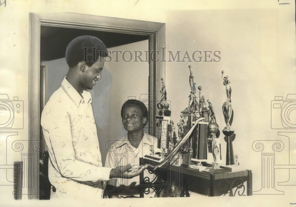 1974 Press Photo Derek, baseball champ, and his brother Jonathan with trophies- Historic Images