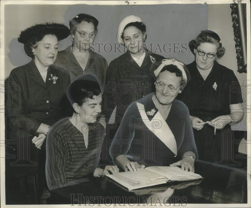 Load image into Gallery viewer, 1958 Press Photo Officers of High School Scholarship Association in New Orleans

