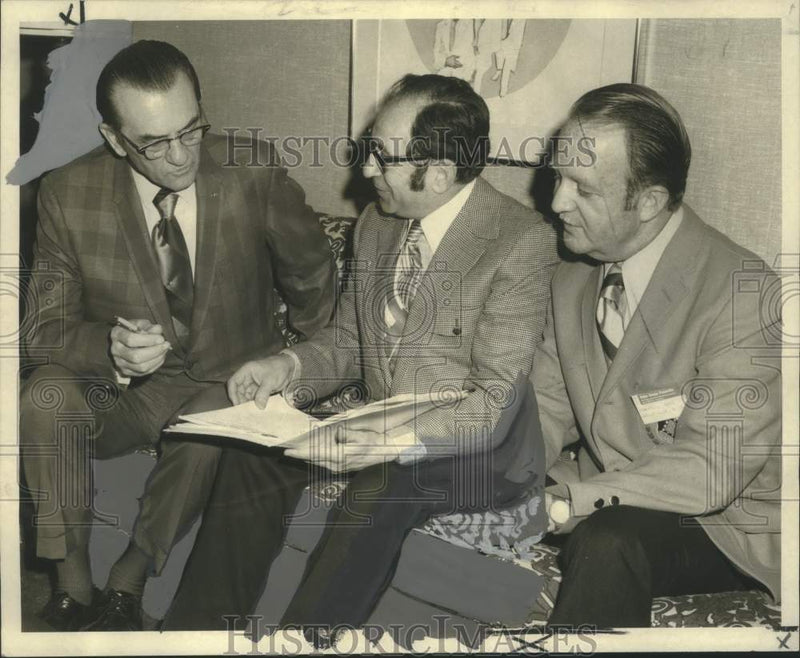 Load image into Gallery viewer, 1970 Press Photo Participants in Convention of dental fraternity in New Orleans
