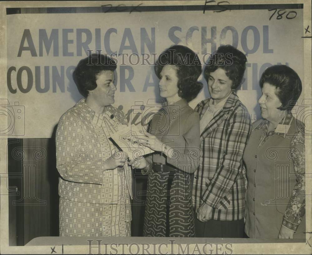 1973 Press Photo Louisiana School Counselors Assoc. gets award in New Orleans- Historic Images