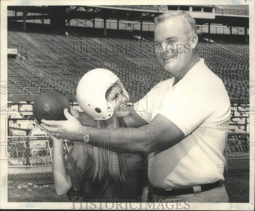 1969 Press Photo Coed models jersey with Tulane football coach Jim Pittman- Historic Images