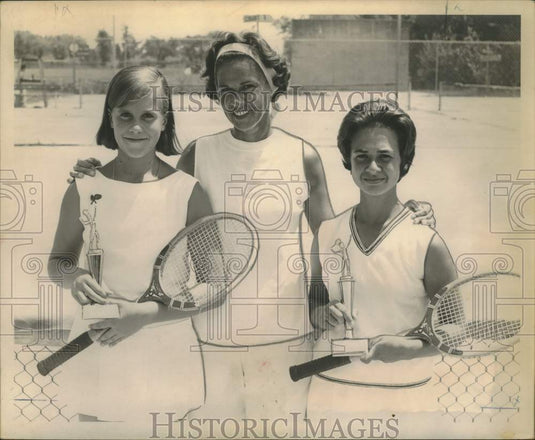 1965 Press Photo Finalist & coach in Jefferson Parish Girls Tennis Tournament- Historic Images