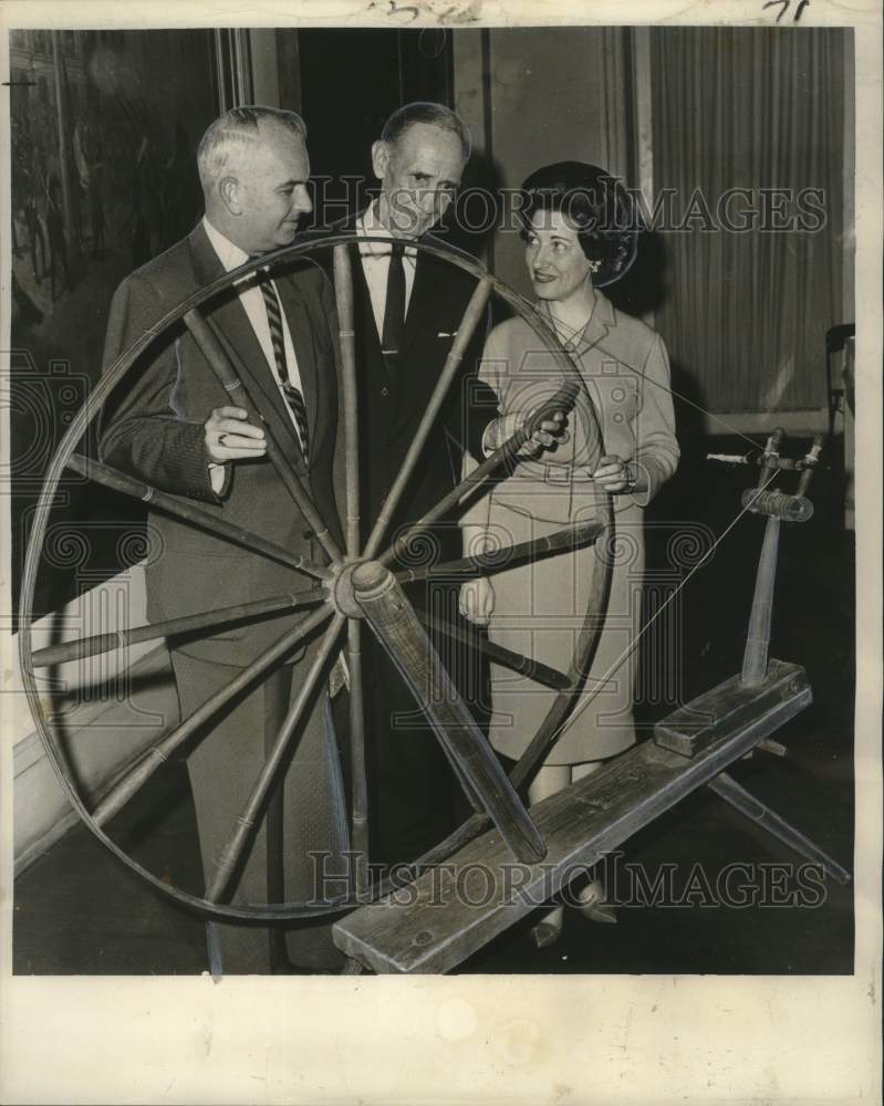 1962 Press Photo Mr. &amp; Mrs. J. Leslie Jernigan donates to Charles Frampton