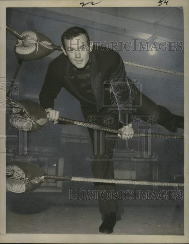 Press Photo Ingemar Johansson, boxer, climbing out of the ring - noo36153- Historic Images