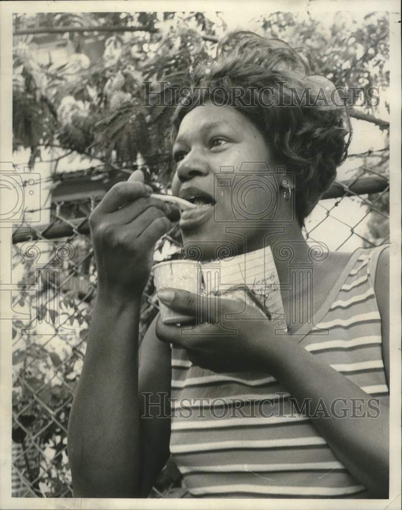 Load image into Gallery viewer, 1970 Press Photo Lorraine Lee, taste testing food from US Dept. of Agriculture
