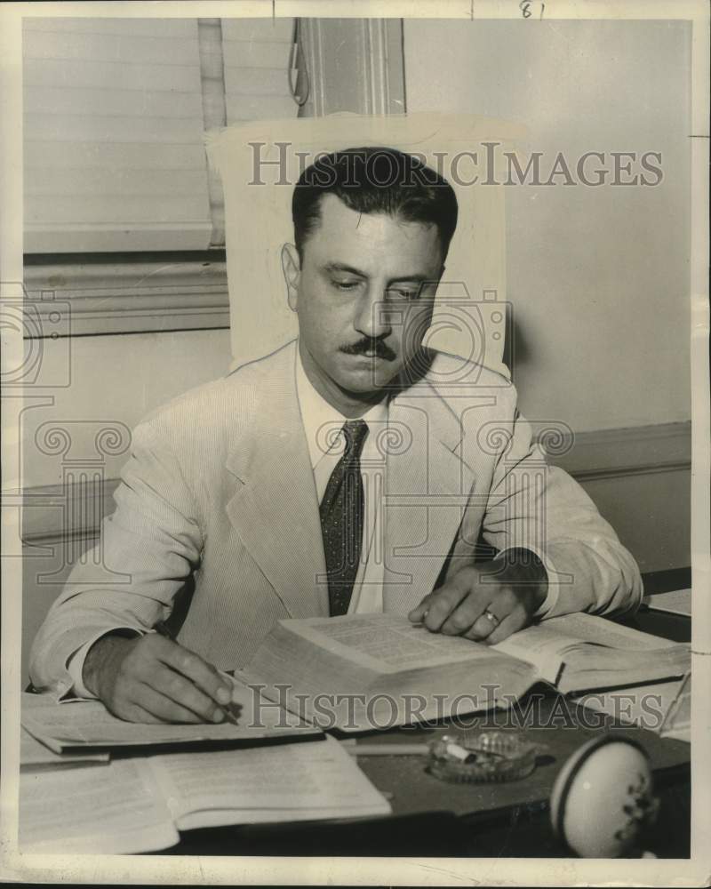 1952 Press Photo Leon D. Hubert, Jr., associate professor of the law at Tulane