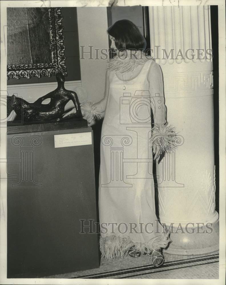 1974 Press Photo Mrs John Davies Jackson in Marita&#39;s Renoir pink chiffon chemise- Historic Images