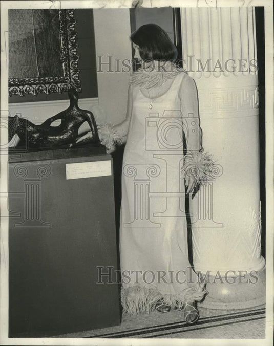 1974 Press Photo Mrs John Davies Jackson in Marita's Renoir pink chiffon chemise- Historic Images