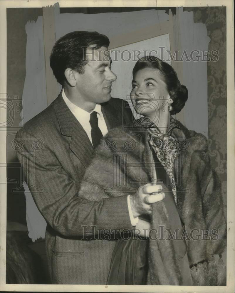 Load image into Gallery viewer, 1952 Press Photo John Ireland and Joanne Dru - noo36612
