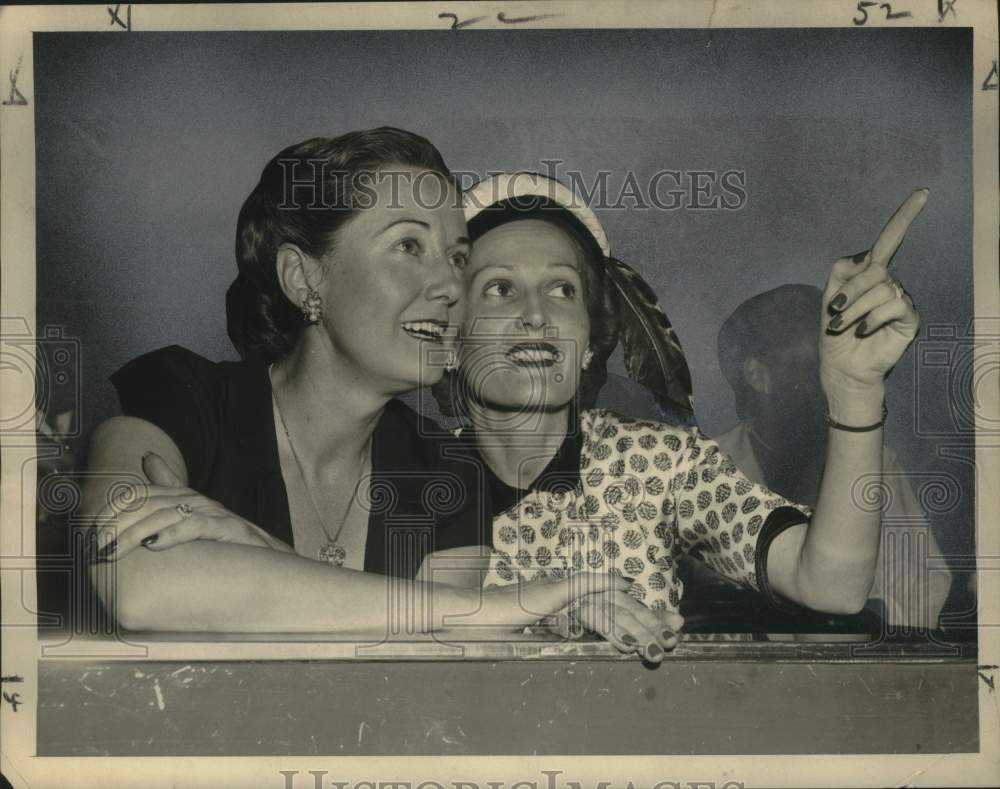 1956 Press Photo Mrs. William F. Knowland (conferring with Mrs. Richard Nixon.