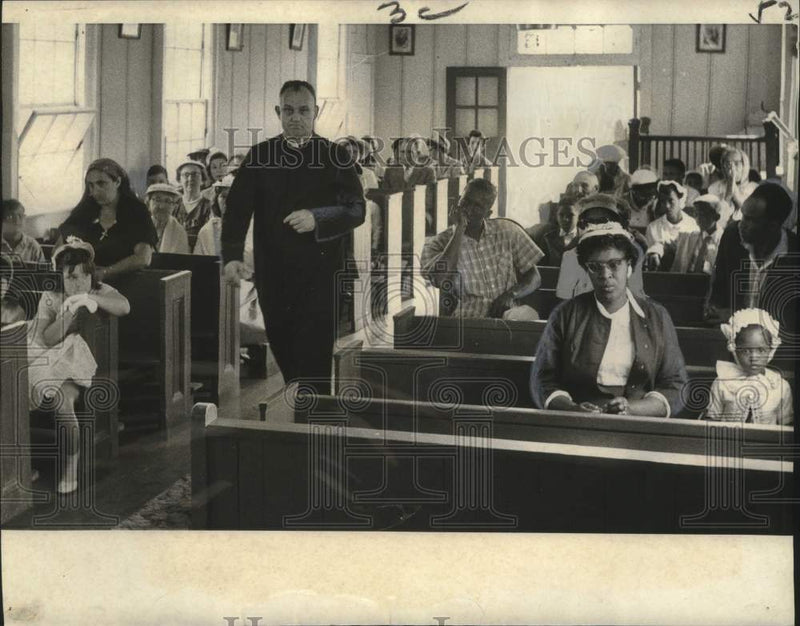 Load image into Gallery viewer, 1958 Press Photo Easter Sunday service, St Cecilia Catholic mission, Jesuit Bend
