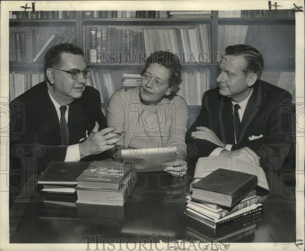 1961 Press Photo Author Harnett Kane chairman of the book drive - Historic Images