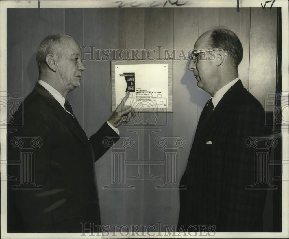 1971 Press Photo Milton H. Kaskett of Michoud Facility honored by Dudley Andry- Historic Images